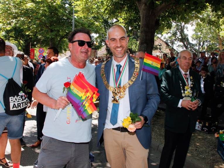 Menschen bei einem Festumzug.